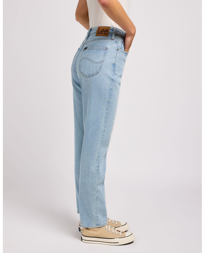 LEE®  JEAN Carol in Light Story...