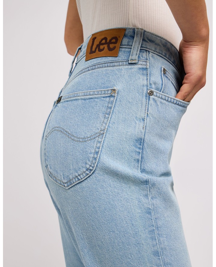 LEE®  JEAN Carol in Light Story...