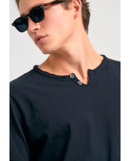 FUNKY BUDDHA T-shirt με λαιμό henley και raw cuts - The essentials FBM011-004-04 BLACK