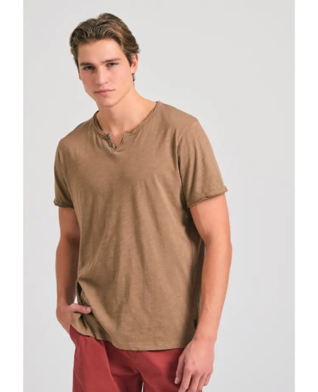 FUNKY BUDDHA T-shirt with henley neck and raw cuts - The essentials FBM011-004-04 HAZELNUT