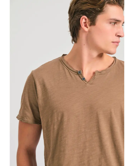 FUNKY BUDDHA T-shirt με λαιμό henley και raw cuts - The essentials FBM011-004-04 HAZELNUT