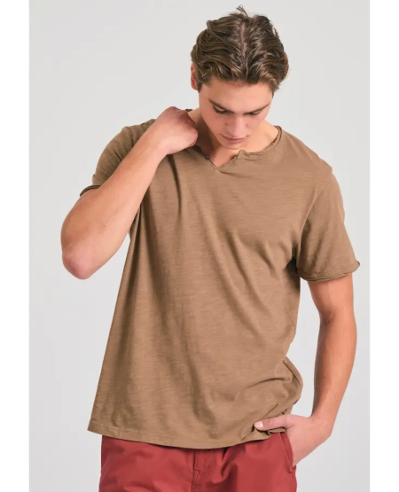 FUNKY BUDDHA T-shirt με λαιμό henley και raw cuts - The essentials FBM011-004-04 HAZELNUT