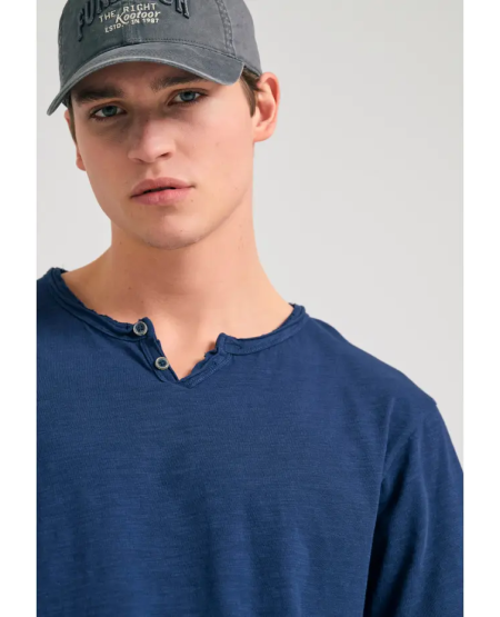 FUNKY BUDDHA T-shirt με λαιμό henley και raw cuts - The essentials FBM011-004-04 NAVY